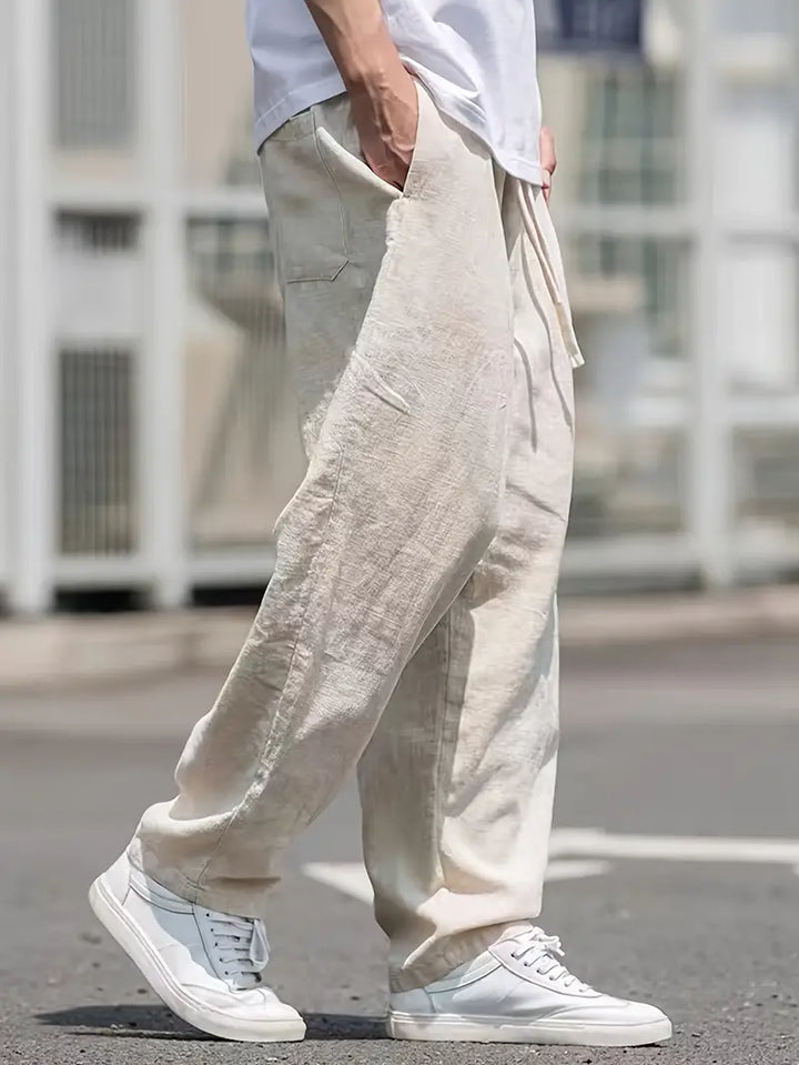 Homme en pantalon large en lin kaki, parfait pour l'été. Style masculin décontracté et ultra respirant.