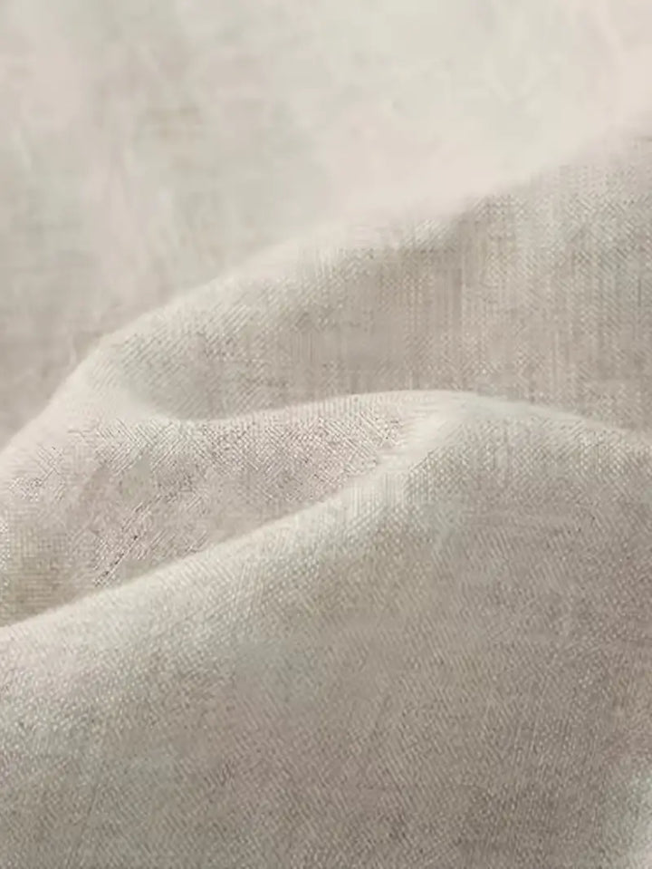 Image détaillée d'un pantalon ample en lin kaki, tissu respirant et confortable pour l'été homme.