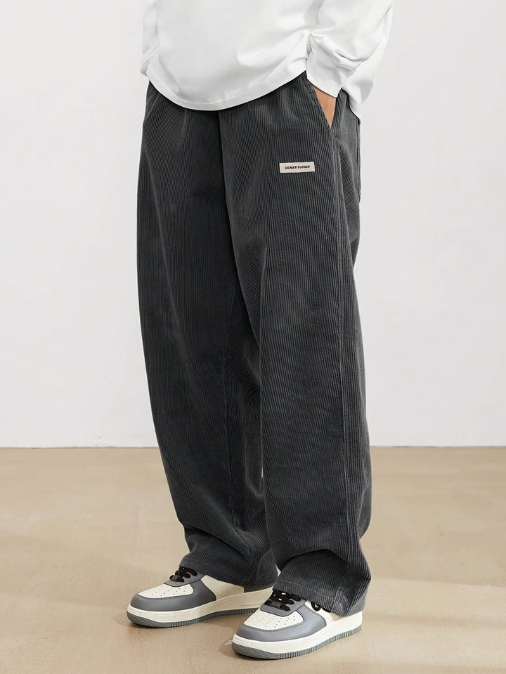 Pantalon ample en velours côtelé noir pour hommes, offrant confort et style moderne, parfait pour un look décontracté.