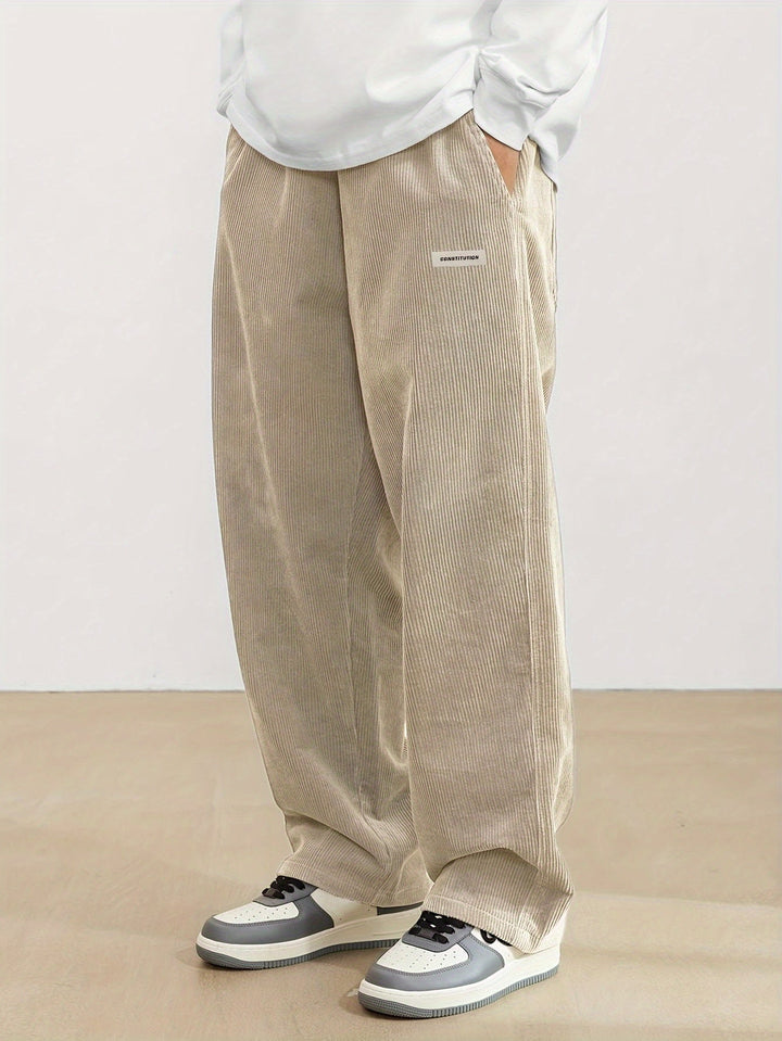 Pantalon ample en velours côtelé noir pour hommes, offrant confort et style moderne, parfait pour un look décontracté.