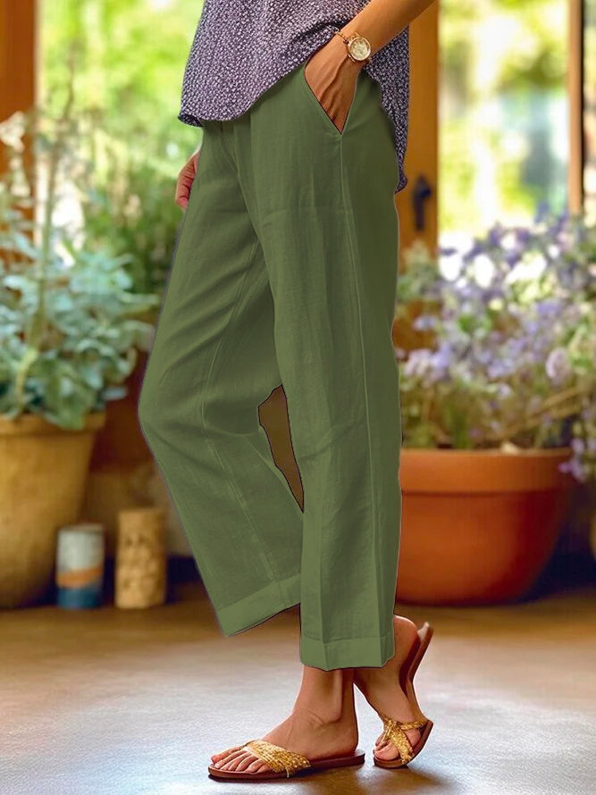 Vue détaillée du tissu en lin d'un pantalon femme ample, idéal pour l'été et le confort.