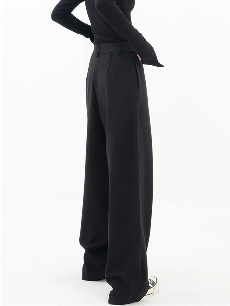 Pantalon large femme fluide et respirant, idéal pour un style décontracté au printemps et en été.