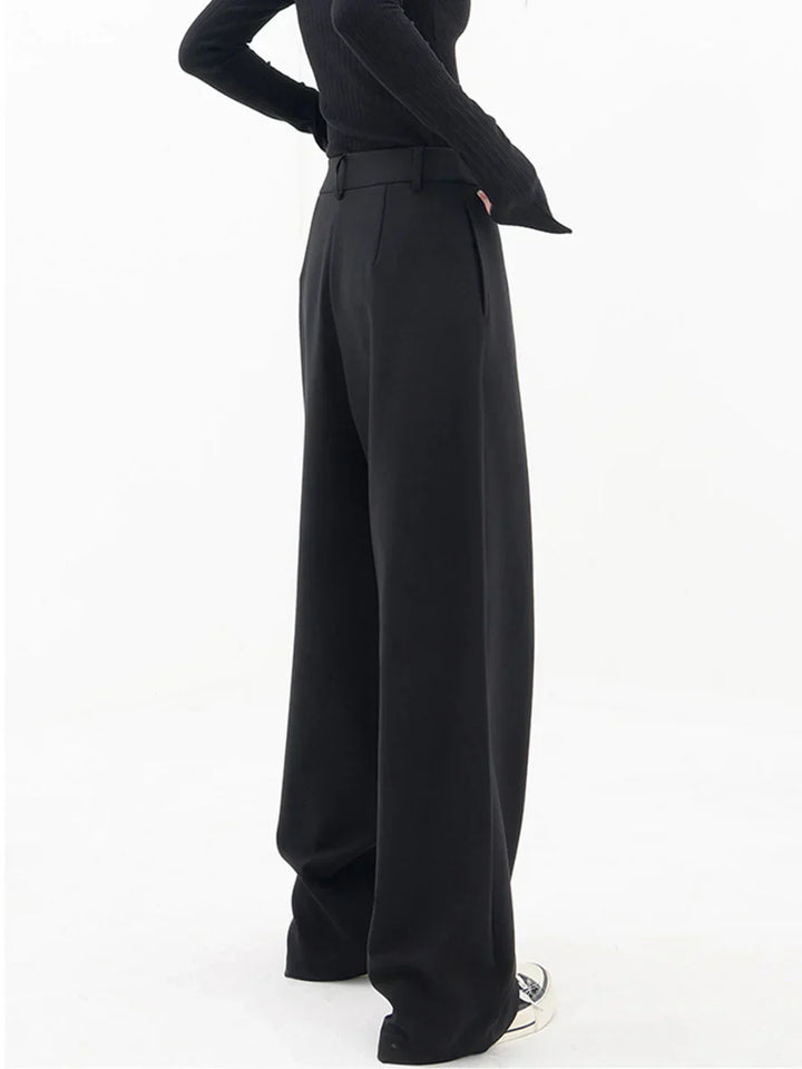 Pantalon large femme fluide et respirant, idéal pour un style décontracté au printemps et en été.