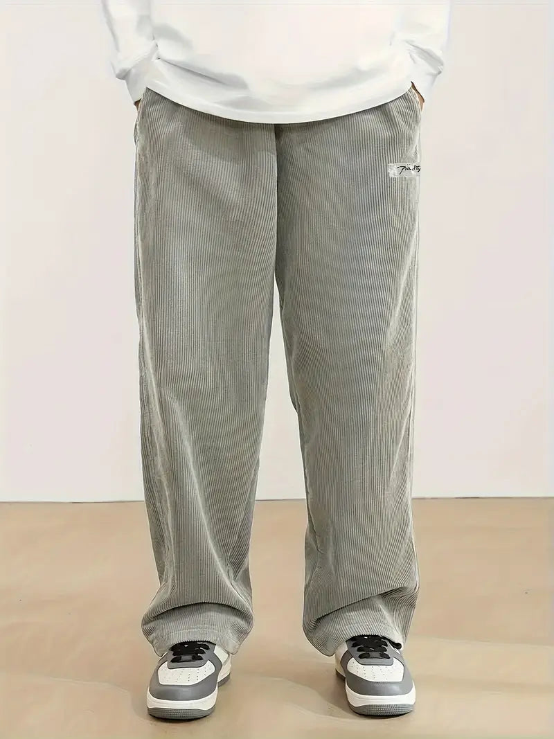 Pantalon ample homme gris, coupe décontractée, confort et style.