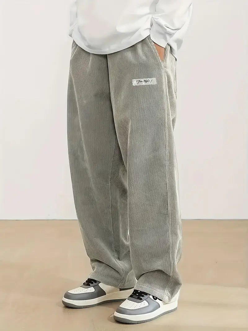 Pantalon ample homme gris, coupe décontractée, confort et style.