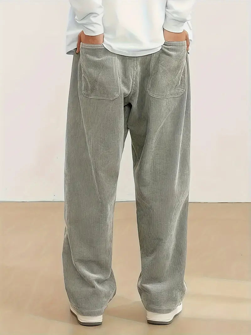 Pantalon ample homme gris, coupe décontractée, confort et style.