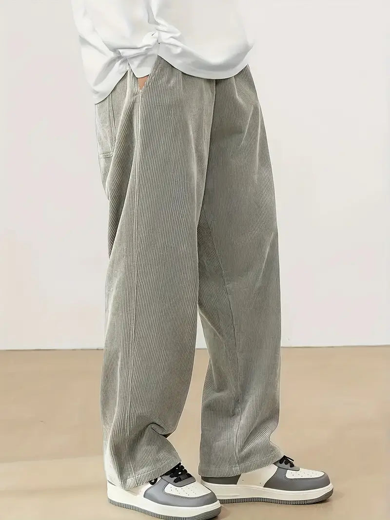 Pantalon ample homme gris, coupe décontractée, confort et style.