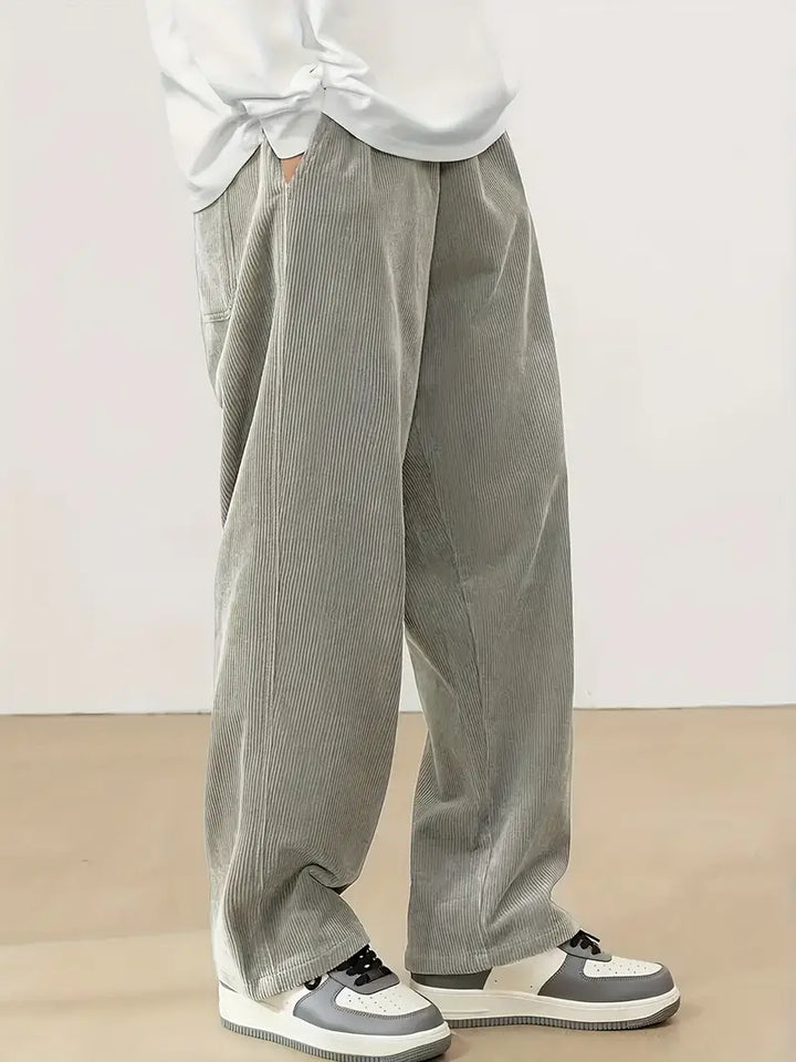 Pantalon ample homme gris, coupe décontractée, confort et style.