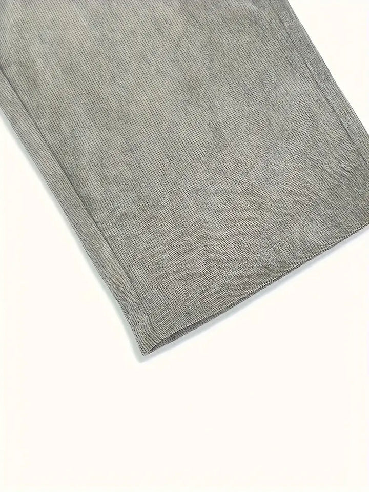 Pantalon ample homme gris, coupe décontractée, confort et style.