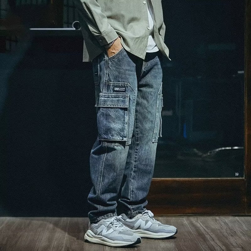 Pantalon cargo bleu pour homme, style urbain décontracté avec multiples poches pratiques, idéal mode masculine.