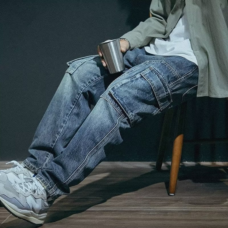 Homme portant un pantalon cargo urbain bleu, confort et style moderne pour un look décontracté et tendance.