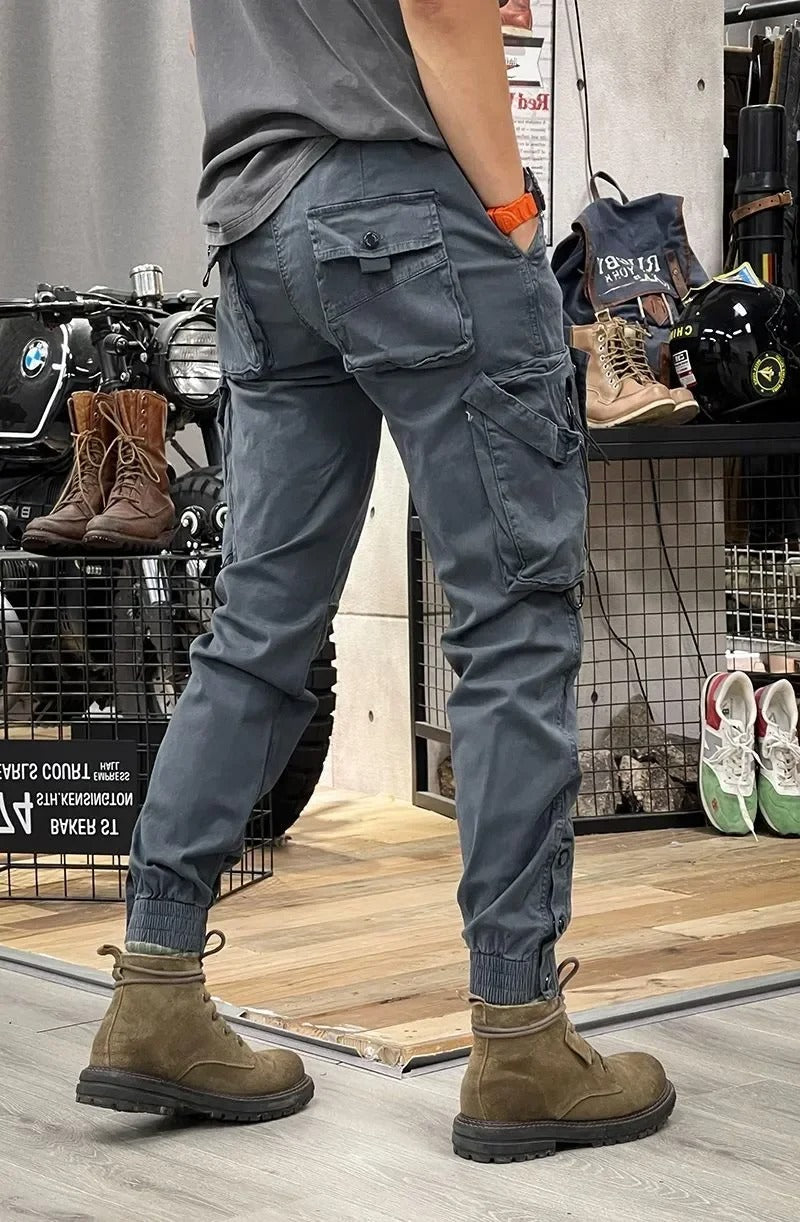 Pantalon cargo noir homme, stretch avec multiples poches, alliance parfaite entre style et praticité.
