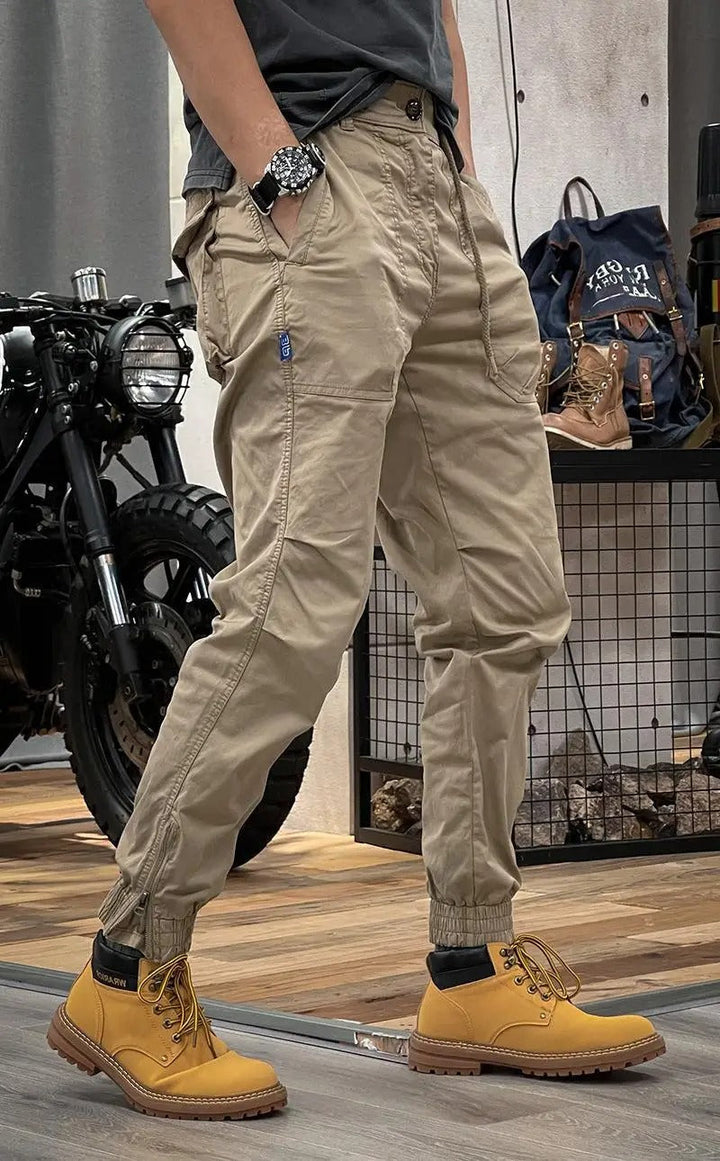 Cargo homme stretch kaki, poches multiples, idéal pour un look décontracté et pratique.