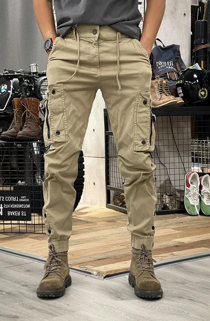 Pantalon cargo kaki homme stretch, polyvalent et décontracté, avec poches pratiques.