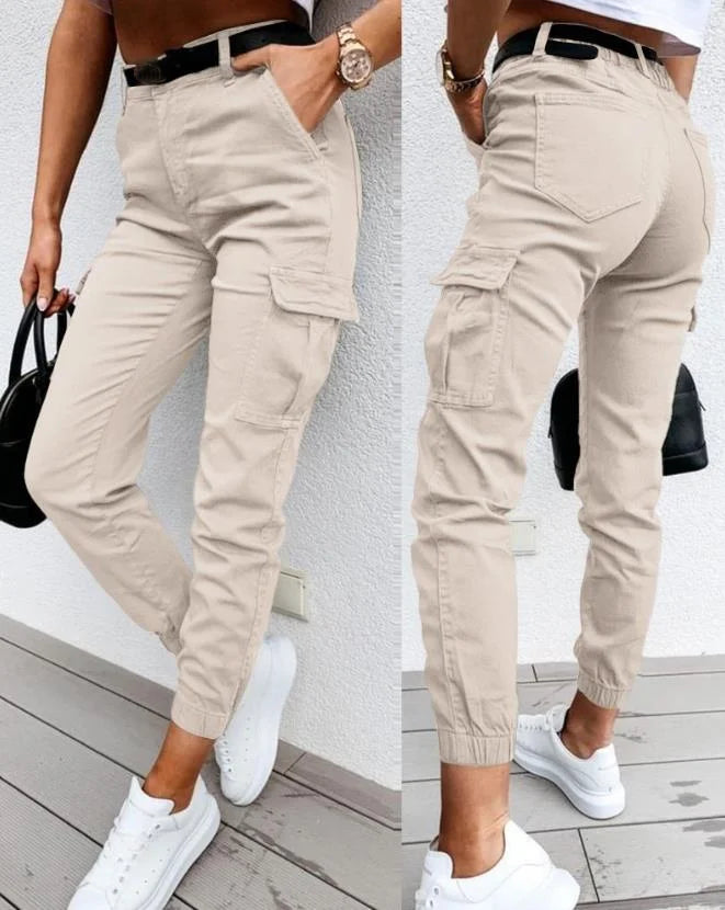 Femme portant un pantalon cargo taille haute décontracté avec poches pratiques, idéal pour l'été urbain.