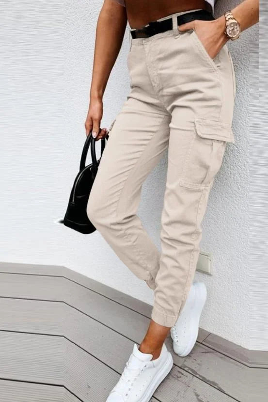 Vue détaillée de la taille haute d'un pantalon cargo femme, assurant confort et une silhouette flatteuse.