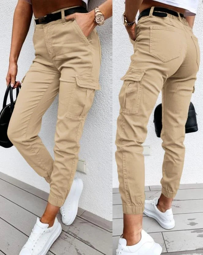 Pantalon cargo femme beige, style urbain et décontracté, avec multiples poches latérales très tendance.