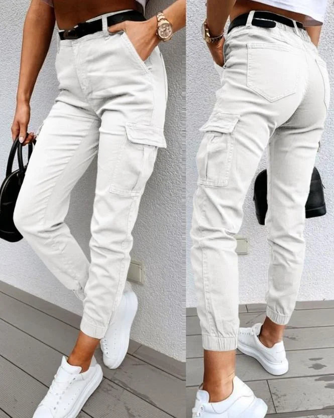 Détail du tissu résistant et des coutures d'un pantalon cargo femme taille haute, pour une mode durable.