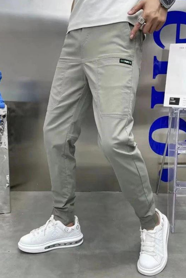 Mode homme: pantalon cargo utilitaire extensible, durable. Confort optimal pour le quotidien et les activités extérieures.
