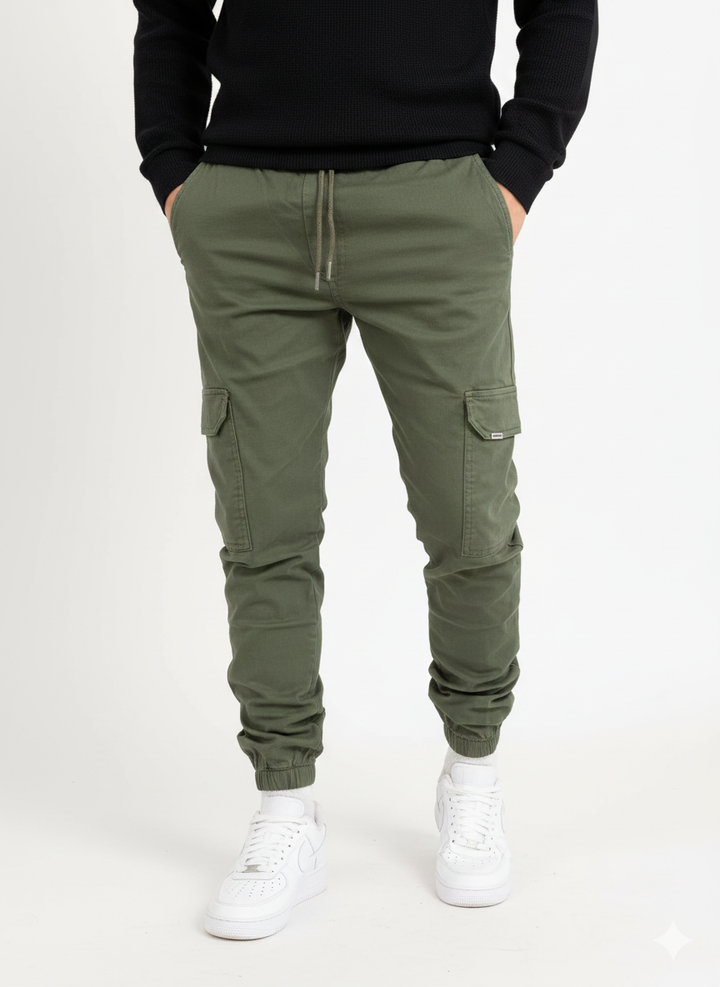 Homme portant un pantalon cargo jogger, taille élastique, avec poches fonctionnelles pour un style décontracté urbain.