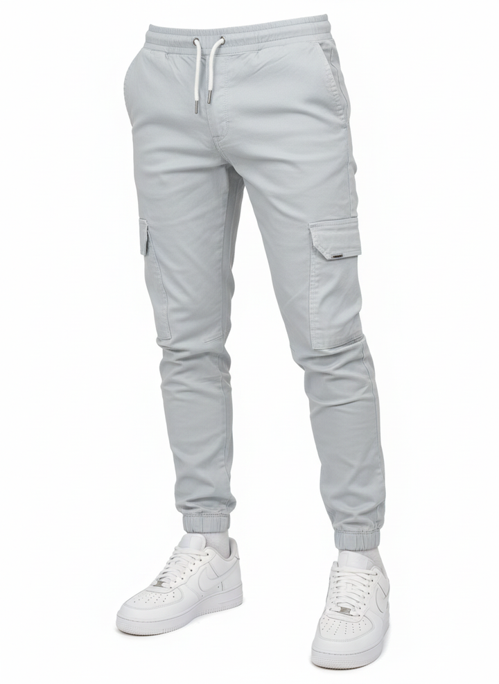 Pantalon cargo homme moderne avec coupe jogger ajustée, taille élastique et grandes poches latérales pratiques.