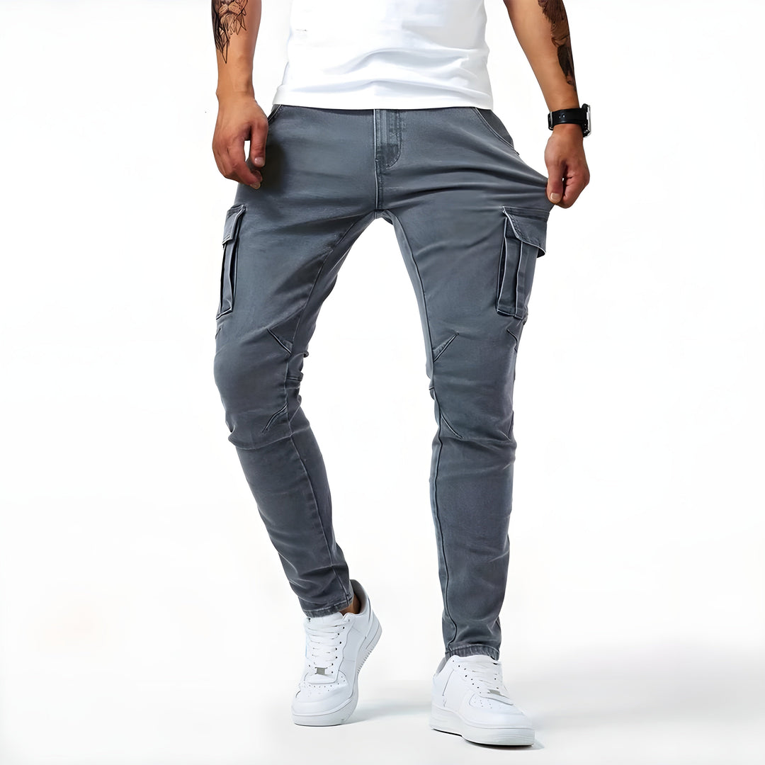 Pantalon cargo homme souple avec poches latérales, look urbain moderne pour le confort quotidien.