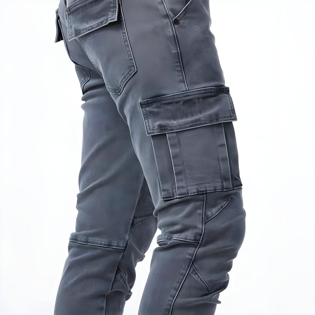 Homme portant un pantalon cargo moderne, confortable, idéal pour un style urbain décontracté.