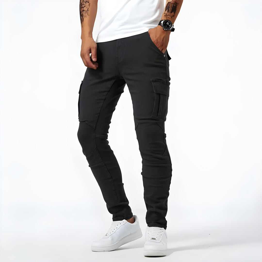 Pantalon cargo homme multisaisons, alliant confort, style moderne et look urbain polyvalent.