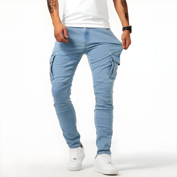 Détail pantalon cargo homme, tissu souple et résistant, poches pratiques, style urbain contemporain.
