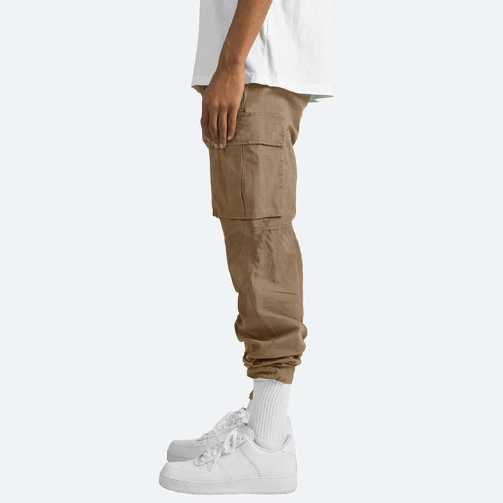 Pantalon cargo homme moderne, poches multiples, coupe élégante et confortable.