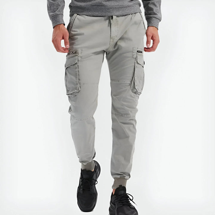 Vue de face d'un pantalon cargo homme noir, coupe confortable pour un look urbain tendance.