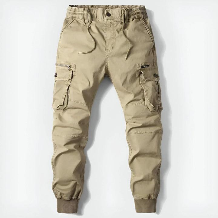 Détail des poches latérales d'un pantalon cargo homme vert kaki, robustesse et fonctionnalité.