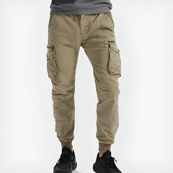 Pantalon cargo homme décontracté, vêtement polyvalent pour un style urbain moderne et confortable.