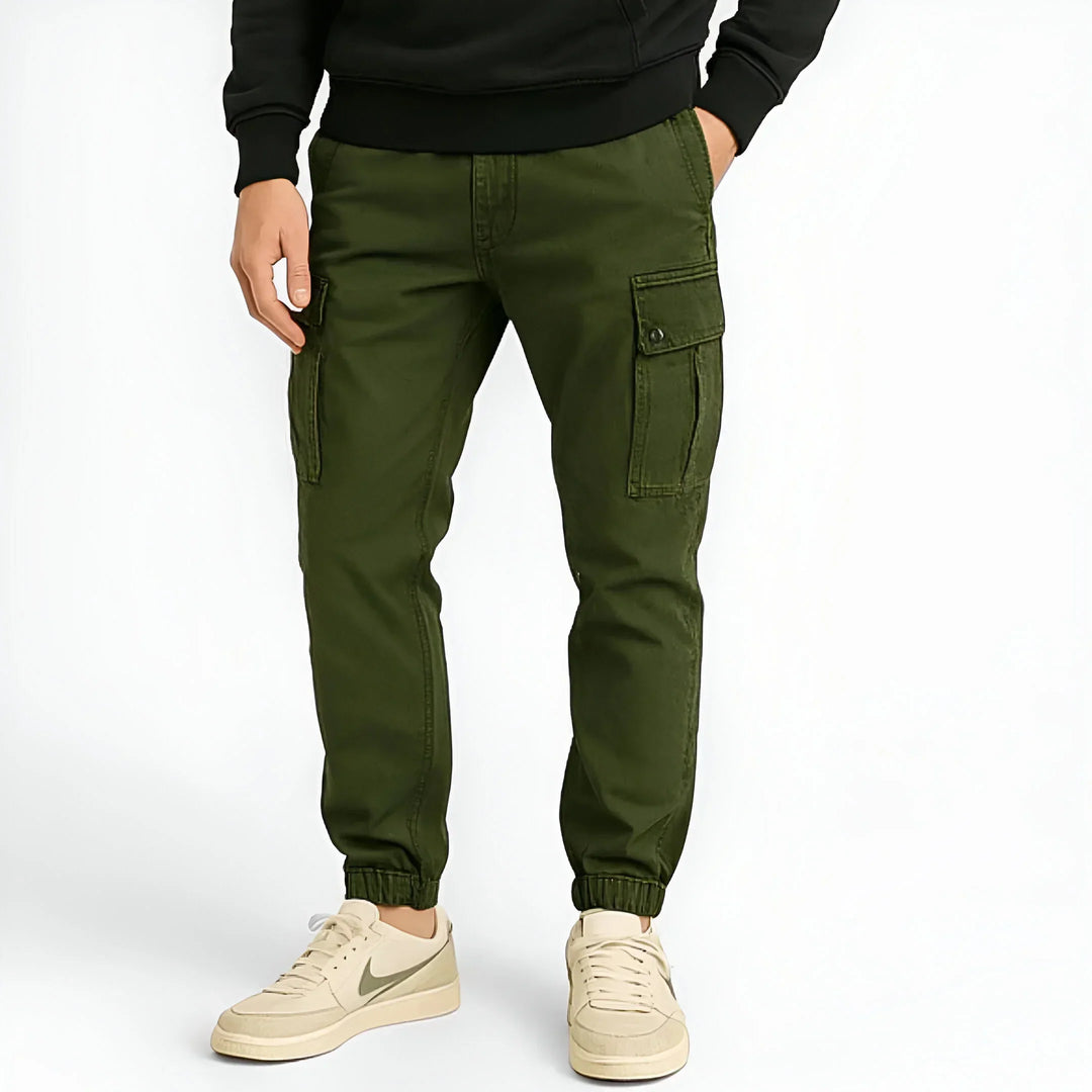 Pantalon cargo homme beige, un essentiel de la mode masculine, multipoches et très confortable.