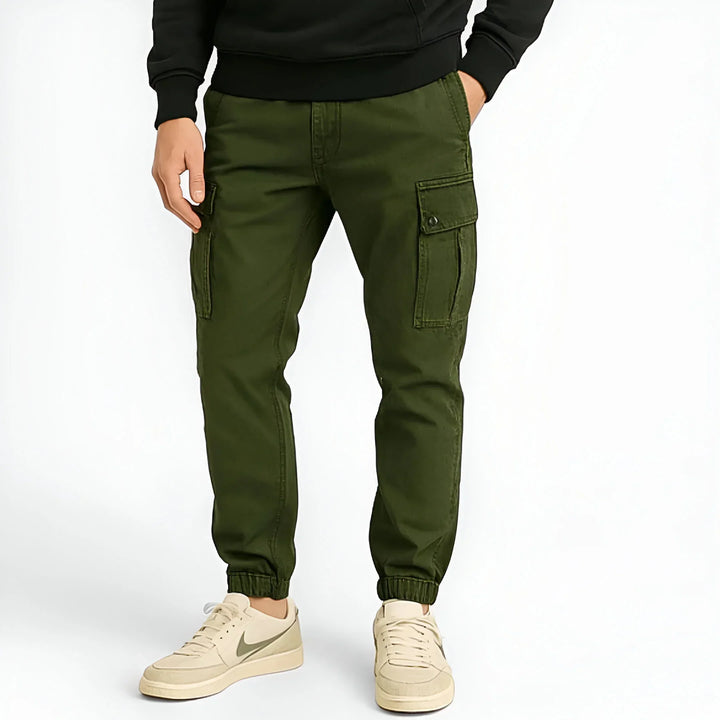 Pantalon cargo homme beige, un essentiel de la mode masculine, multipoches et très confortable.