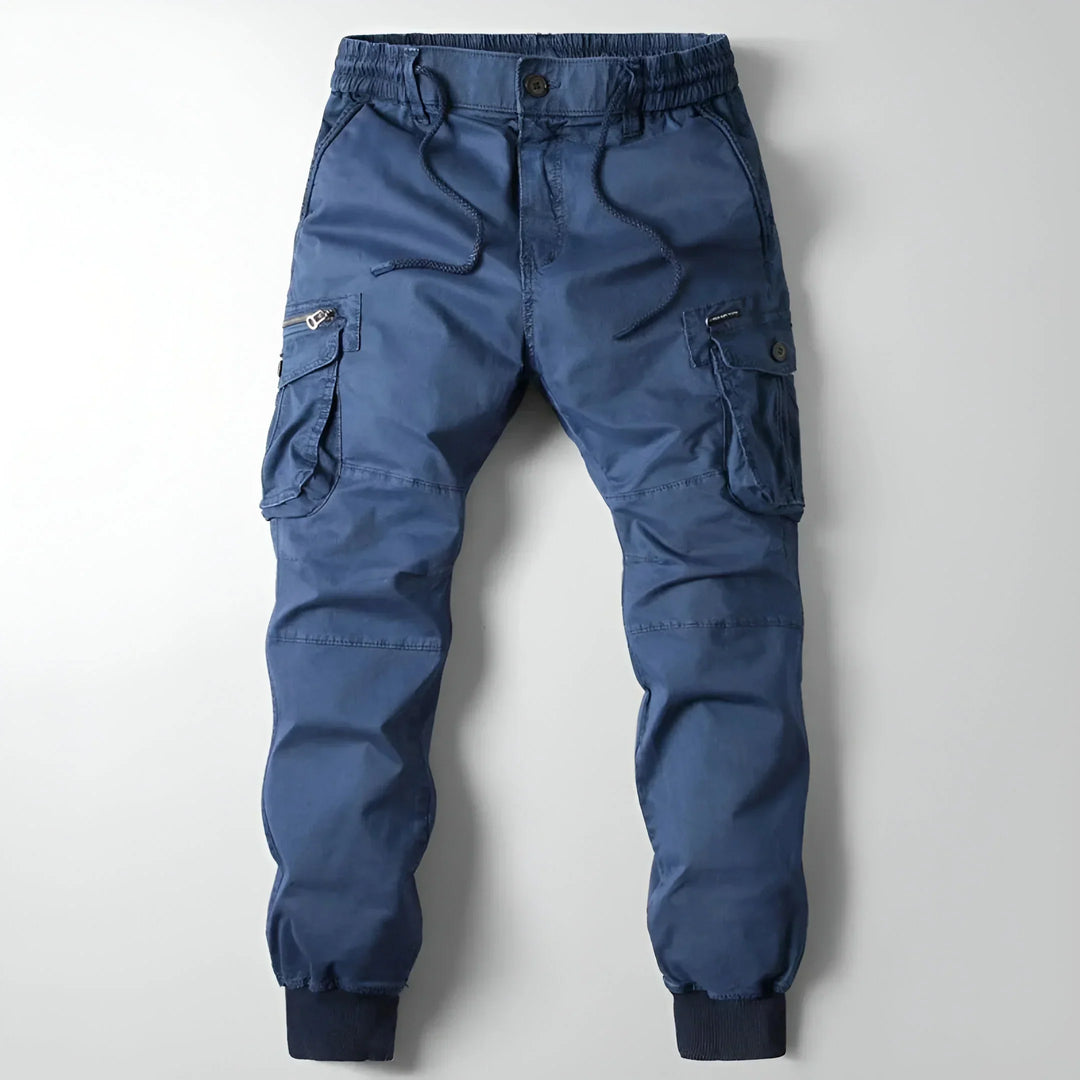 Image d'un pantalon cargo homme bleu marine, pour un style urbain polyvalent et contemporain.