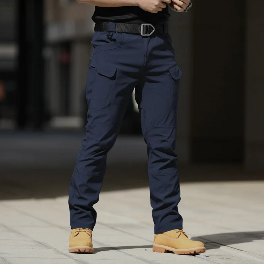 Pantalon cargo homme polyvalent, confortable, stylé et multipoches, facile à associer pour tout look.