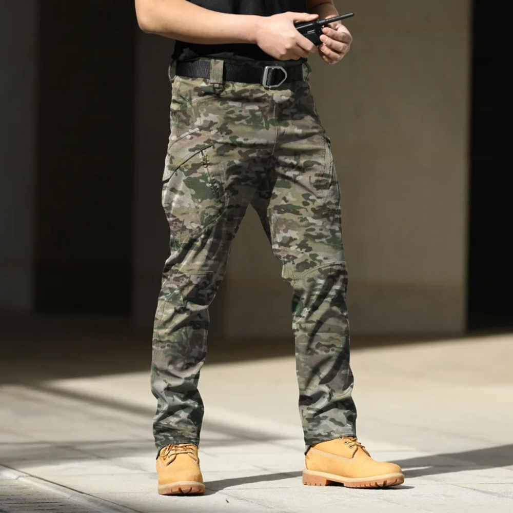 Pantalon cargo homme avec multiples poches pratiques, parfait pour un style décontracté et fonctionnel.