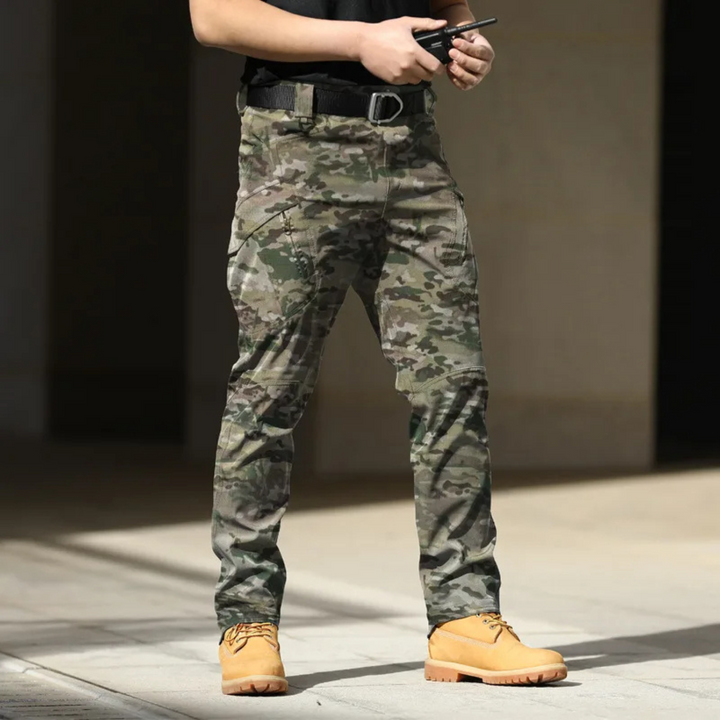 Pantalon cargo homme avec multiples poches pratiques, parfait pour un style décontracté et fonctionnel.