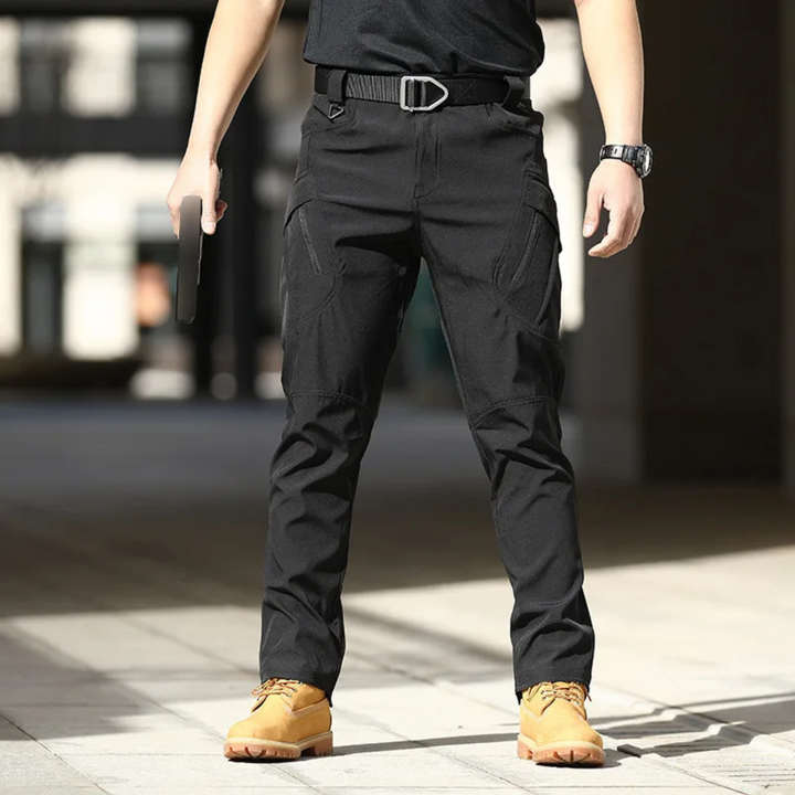 Chino cargo homme en tissu respirant, offrant confort et style décontracté pour usage quotidien.