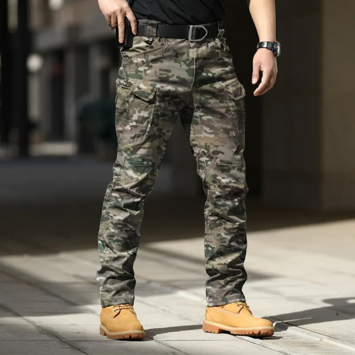 Pantalon cargo stylé pour homme, look décontracté-chic, idéal pour diverses occasions.