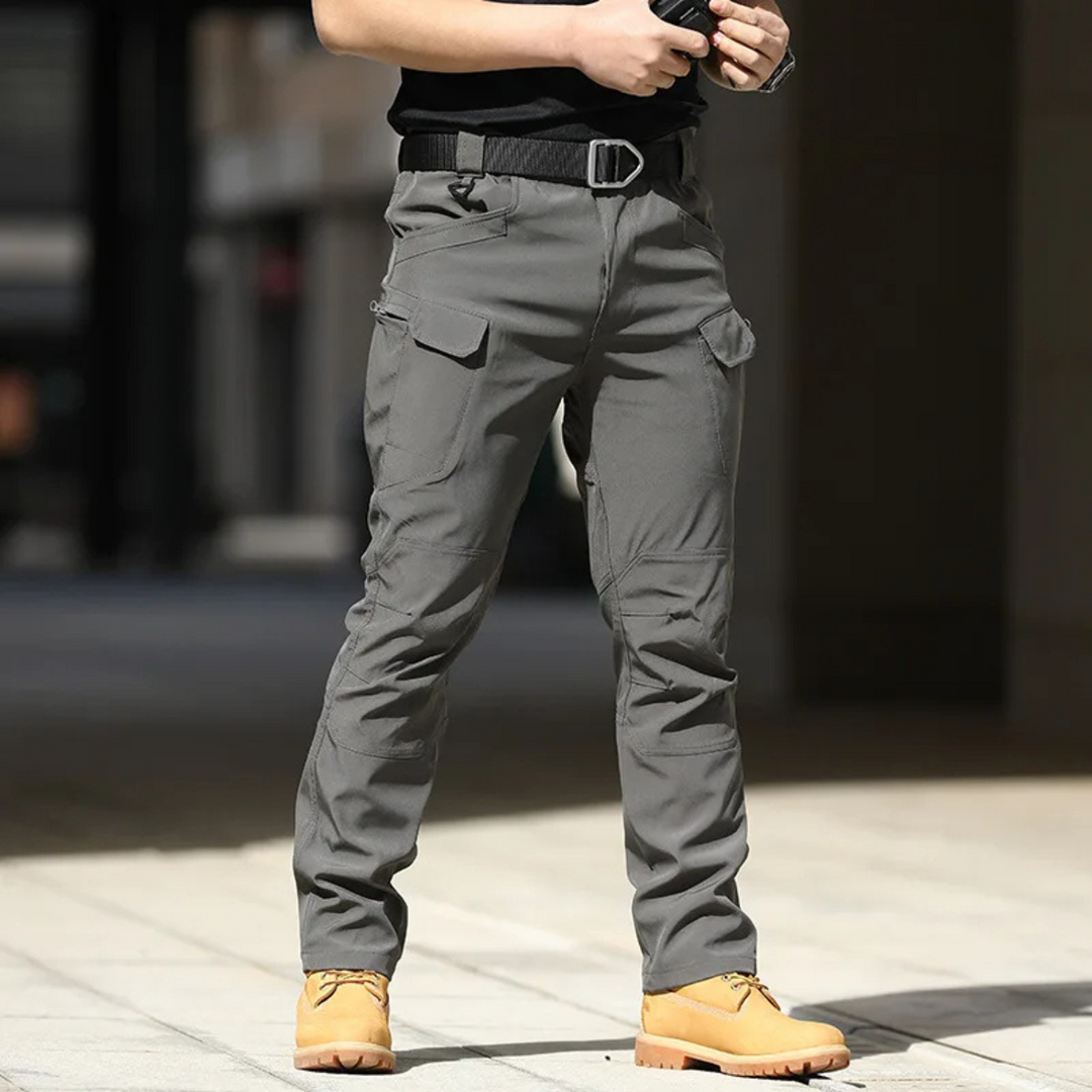 Homme portant pantalon cargo confortable, décontracté et multipoches, mode masculine urbaine.