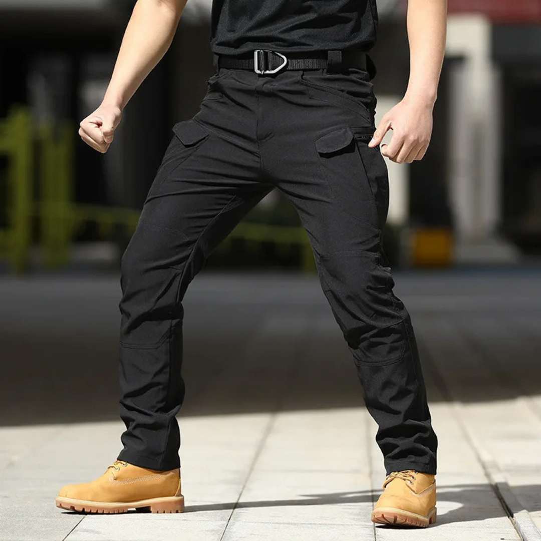 Texture du tissu respirant du pantalon chino cargo homme, garantissant confort et durabilité.