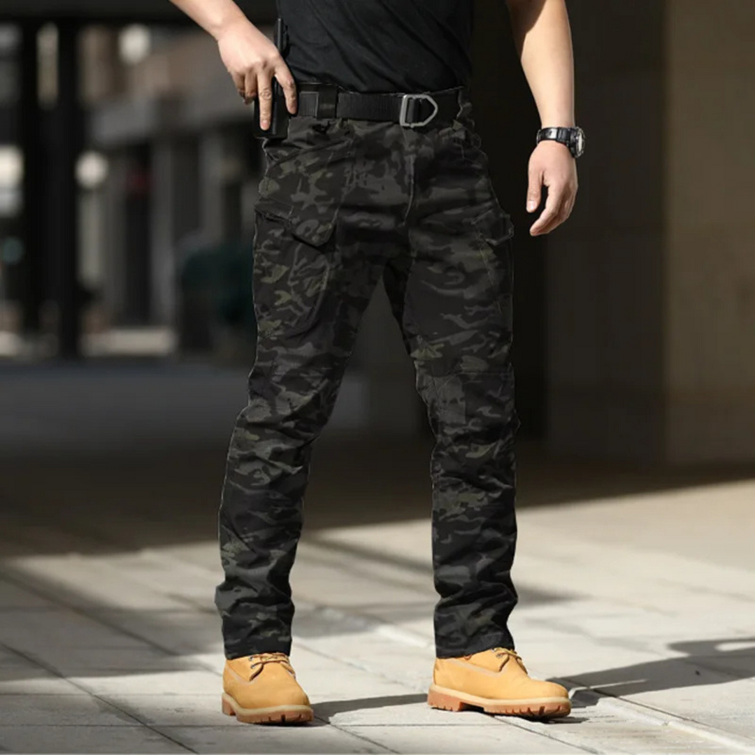 Vue frontale du pantalon cargo homme, coupe droite, multipoches, pour un style moderne décontracté.