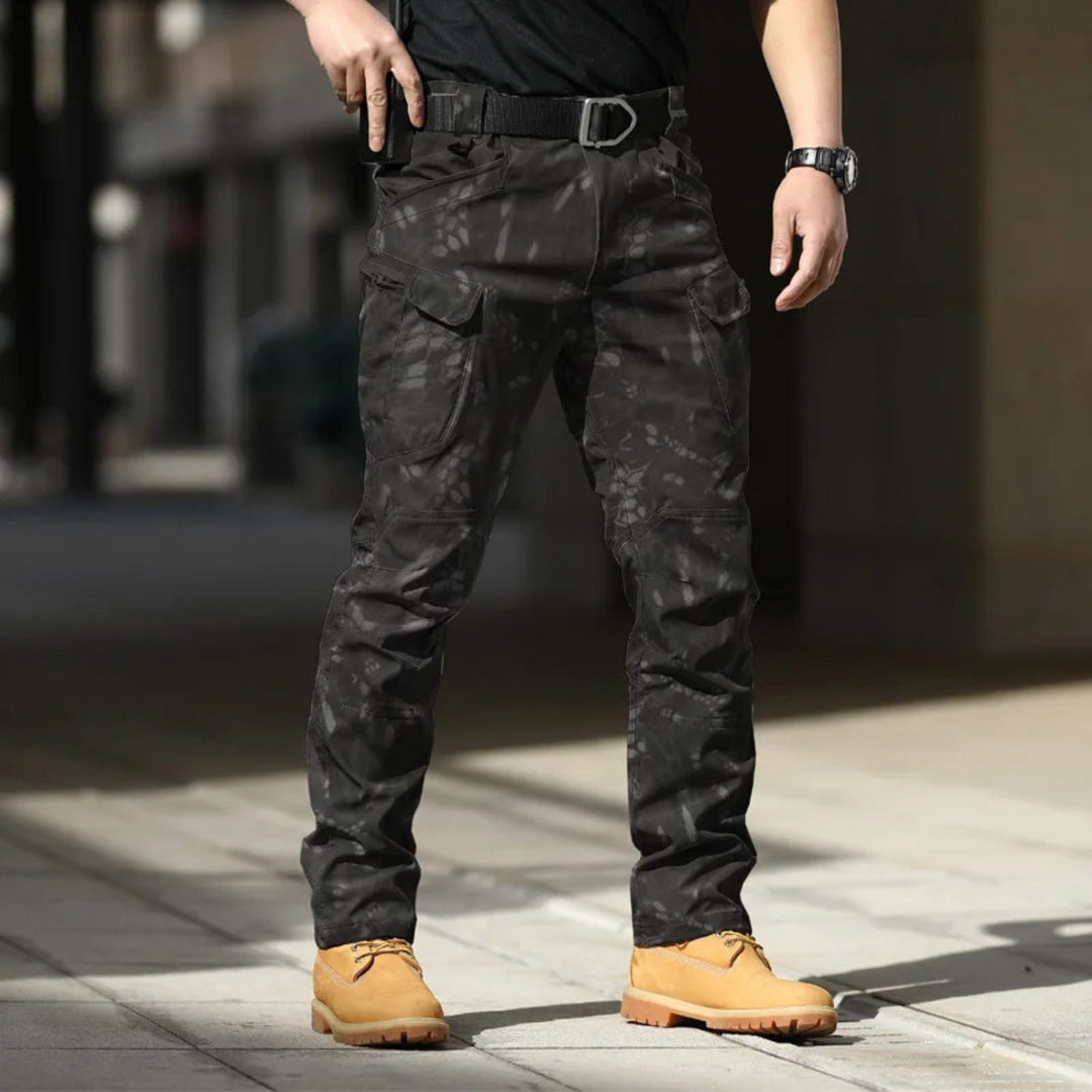 Vue arrière du pantalon cargo homme avec poches plaquées, confortable et stylé, mode masculine.