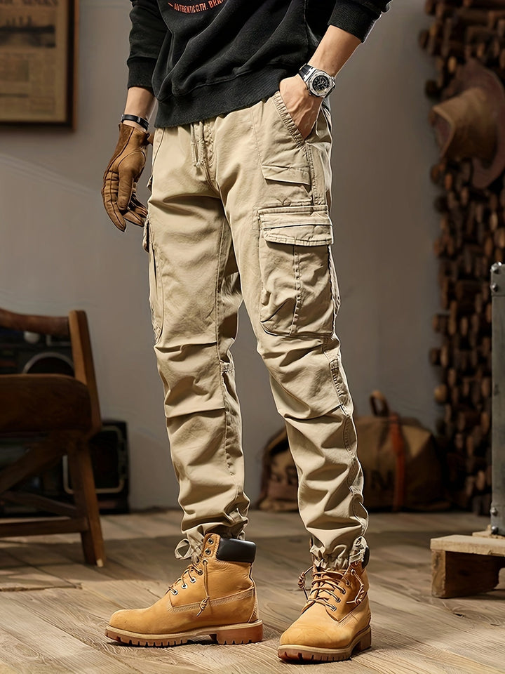 Pantalon cargo homme multipoches, coupe ajustée, style moderne.  Confort et praticité.