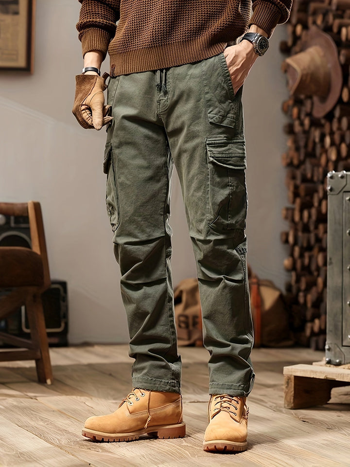 Pantalon cargo homme multipoches, coupe ajustée, style moderne.  Confort et praticité.