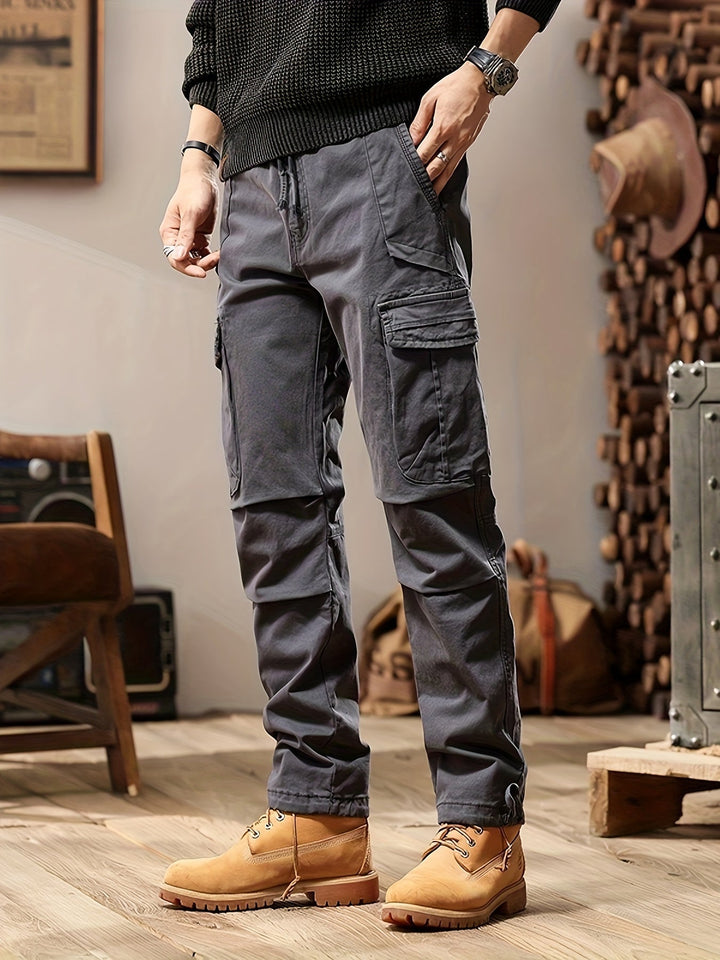 Pantalon cargo homme multipoches, coupe ajustée, style moderne.  Confort et praticité.