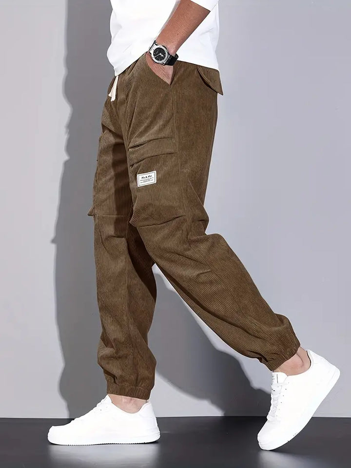 Pantalon cargo homme noir ajusté, style urbain décontracté, multipoches pratiques pour tenue quotidienne.