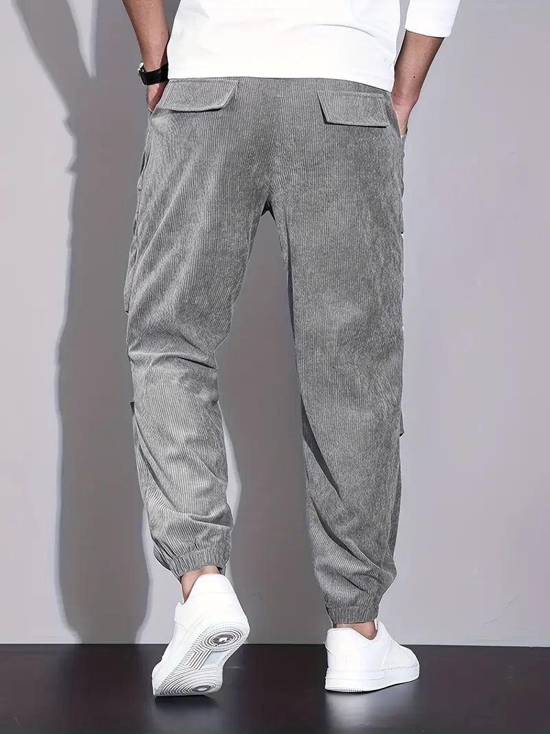 Vêtement homme : pantalon cargo vert armée, ajusté, confort et style urbain pour tenue quotidienne.